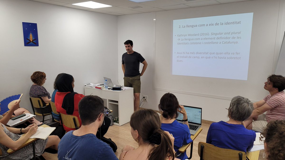 elciemen's tweet photo. ✏️ Hem començat l'Escola del CIEMEN, sobre la gestió de la diversitat lingüística a Catalunya. 25 alumnes i molts debats sobre drets lingüístics, jerarquies, identitats...
Una formació de #SomPart amb el @glidiUB, la col·laboració d'@omnium i l'empenta de @cpnlcat https://t.co/dGozFkG1ib