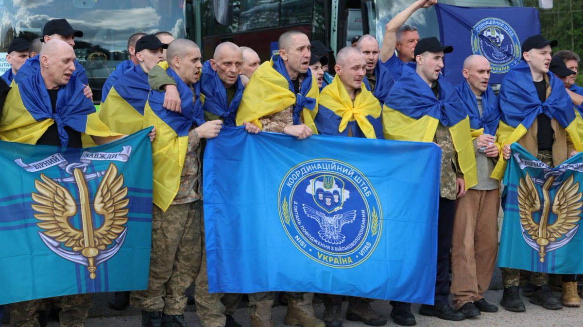 До України з російського полону повернули нову групу військовополонених.

Переважна більшість звільнених захисників утримувалася в неволі понад три роки. Наймолодшому військовому, якого повернули додому — 24 роки, найстаршому — 62 роки.