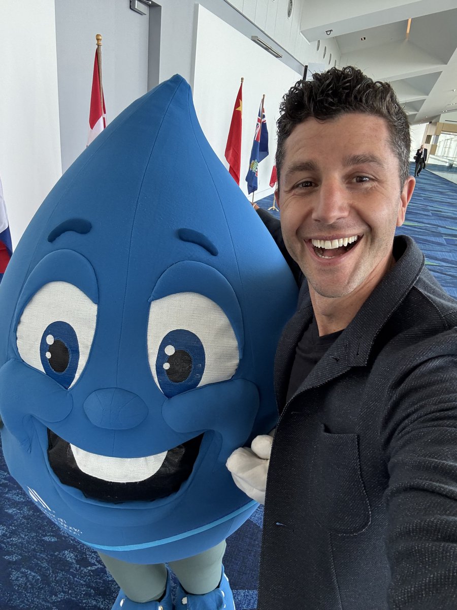 BenNemtin's tweet image. Last week I spoke to over 10,000 in Vegas, Denver, and Milwaukee.
It was a wild week sharing the mic with legends like Adam Grant and Shaun White.
Right before going on, I was asked: “Do you still get nervous?”
My answer: 100% I do
But here’s the shift that was a game-changer…
