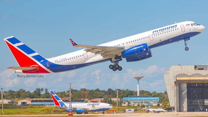 🛫 ¡Buenos días, pasajeros del vuelo Café 101!
Prepárense para un despegue lleno de energía ☕, cielos despejados de drama 😎 y aterrizajes suaves de buenas noticias ✨
¡Hoy volamos alto! 🚀☀️
#BuenosDías