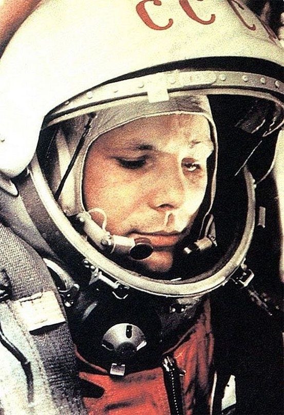 Alexalvz12's tweet image. 3 años después, el 12 de abril de 1961, Yuri Gagarin se convirtió en el primer humano en el espacio.

A su regreso dijo:

“No sé si soy el primer hombre o el último perro en volar al espacio&quot;.