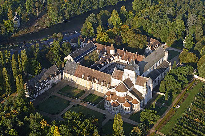 Abbot of Fontgombault on the Liturgy: "Unity does not mean Uniformity. Actually, Imposing Uniformity is Detrimental to Unity." "We need to get away from the traditionalist-progressive dispute, which is exhausting for everyone, and bring peace back to the altar!"