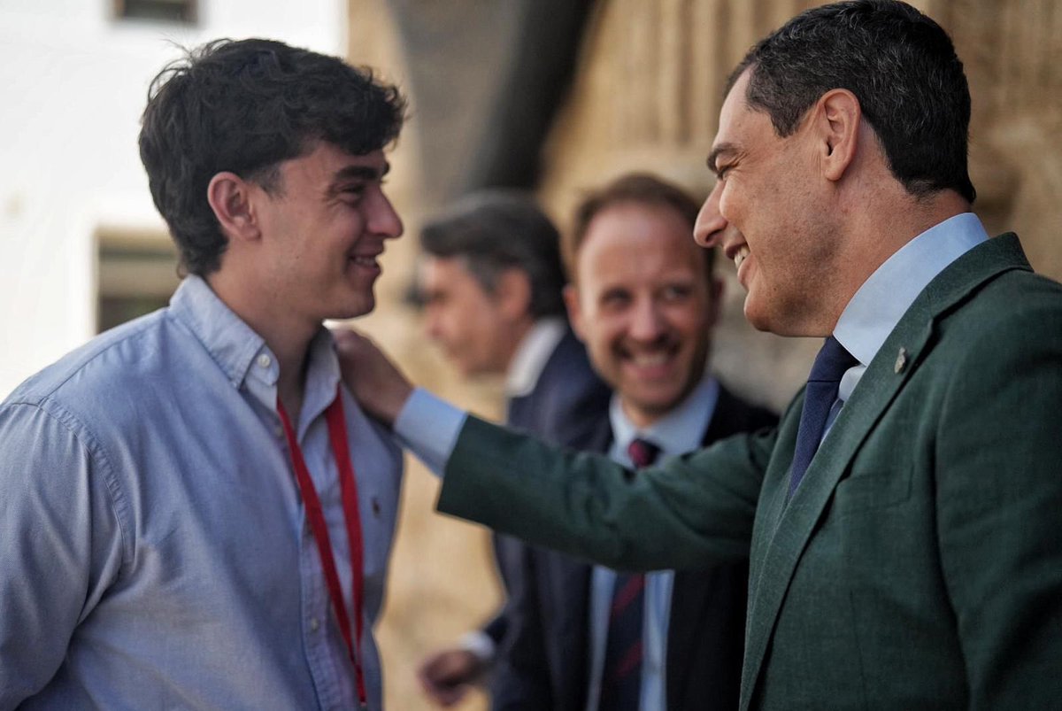 Es una alegría ver como los jóvenes siguen interesándose por el mundo político y los grandes debates en Andalucía.

Siempre estaremos encantados de recibiros en el <a href="/ParlamentoAnd/">Parlamento Andalucía</a>, la casa de todos los andaluces.