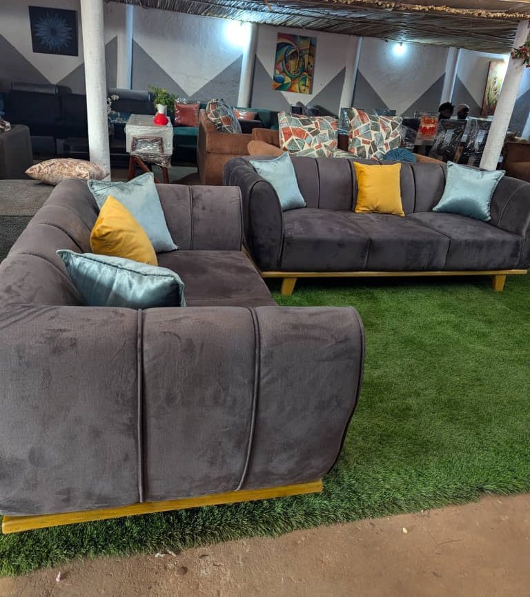 Cee this sofa goes for 1.8m. Nze O'kuteesa kange kulinti kuba ku 0748234464 okafune🤗