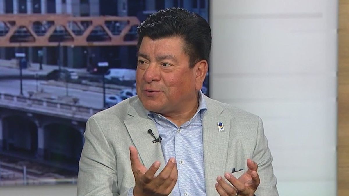 Illinois Chamber of Commerce President and CEO Lou Sandoval discusses receiving a national leadership award, the state’s economic climate, and how the Chamber is empowering Latino entrepreneurs. fox32chicago.com/video/1664958?…