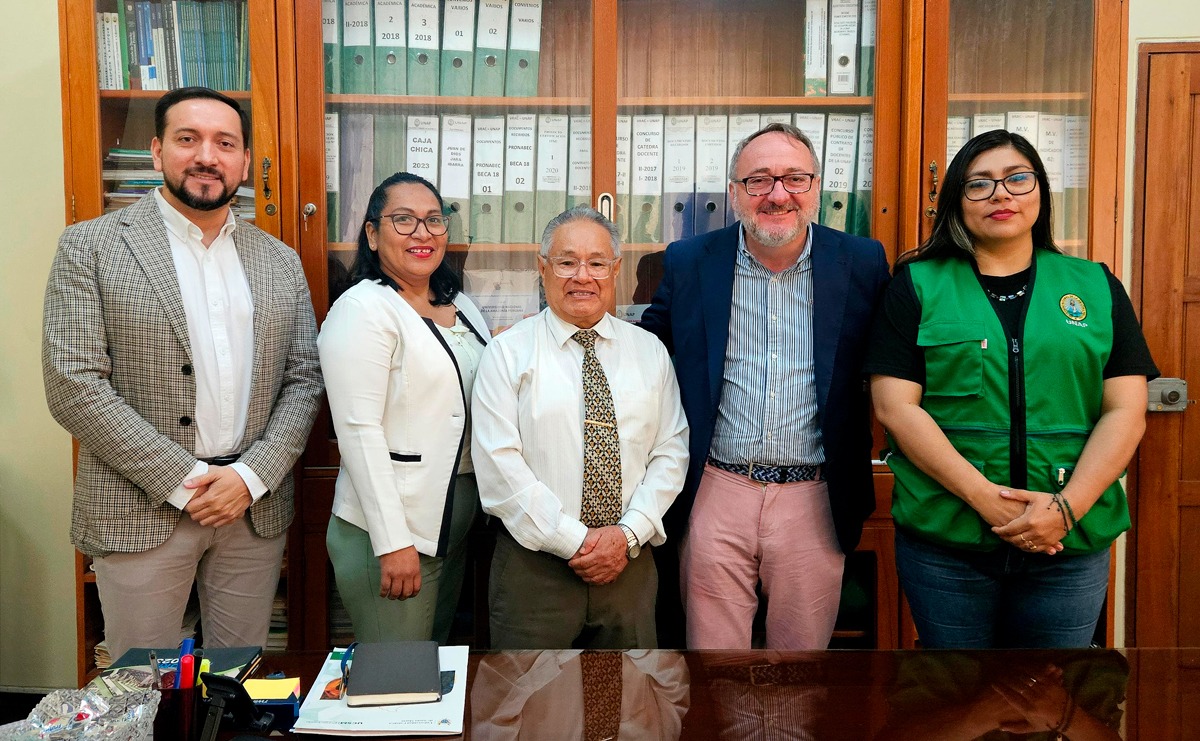 📣🇵🇪 Hoy en la <a href="/unapiquitos/">Unapiquitos</a>

El vicerrector académico Juan de Dios Jara recibió al Dr. <a href="/HerreraGomez66/">Manuel Herrera Gomez</a>, director académico de Relaciones Internacionales de <a href="/UNIRuniversidad/">Universidad Internacional de La Rioja (UNIR)</a> a una reunión de trabajo donde se abordaron diferentes temas: