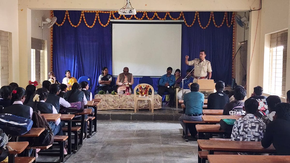 dbpuraruralpolice (@dbpuraruralbng) on Twitter photo ಈ ದಿನ ಕೋನಘಟ್ಟ ಗ್ರಾಮದ ಪಿಯುಸಿ ಕಾಲೇಜಿನಲ್ಲಿ ಮಾದಕ ವಸ್ತು ನಿಷೇದ ದಿನದ ಪ್ರಯುಕ್ತ ವಿದ್ಯಾರ್ಥಿಗಳಿಗೆ ಮಾದಕ ವಸ್ತು ಸೇವನೆಯ ಪರಿಣಾಮಗಳು, NDPS ACT ಬಗ್ಗೆ ವಿಚಾರ ತಿಳಿಸಿಕೊಡಲಾಯಿತು.<a href="/bngdistpol/">SP Bengaluru District Police</a> <a href="/dspdbpura/">DSP Doddaballapura</a> <a href="/SadiqPi/">SadiqPashaPI</a> ಈ ದಿನ ಕೋನಘಟ್ಟ ಗ್ರಾಮದ ಪಿಯುಸಿ ಕಾಲೇಜಿನಲ್ಲಿ ಮಾದಕ ವಸ್ತು ನಿಷೇದ ದಿನದ ಪ್ರಯುಕ್ತ ವಿದ್ಯಾರ್ಥಿಗಳಿಗೆ ಮಾದಕ ವಸ್ತು ಸೇವನೆಯ ಪರಿಣಾಮಗಳು, NDPS ACT ಬಗ್ಗೆ ವಿಚಾರ ತಿಳಿಸಿಕೊಡಲಾಯಿತು.<a href="/bngdistpol/">SP Bengaluru District Police</a> <a href="/dspdbpura/">DSP Doddaballapura</a> <a href="/SadiqPi/">SadiqPashaPI</a>