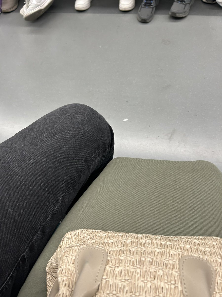 biz sizi yeterince asagilamiyoruz ya hayvan oglu hayvan bu nasil oturus