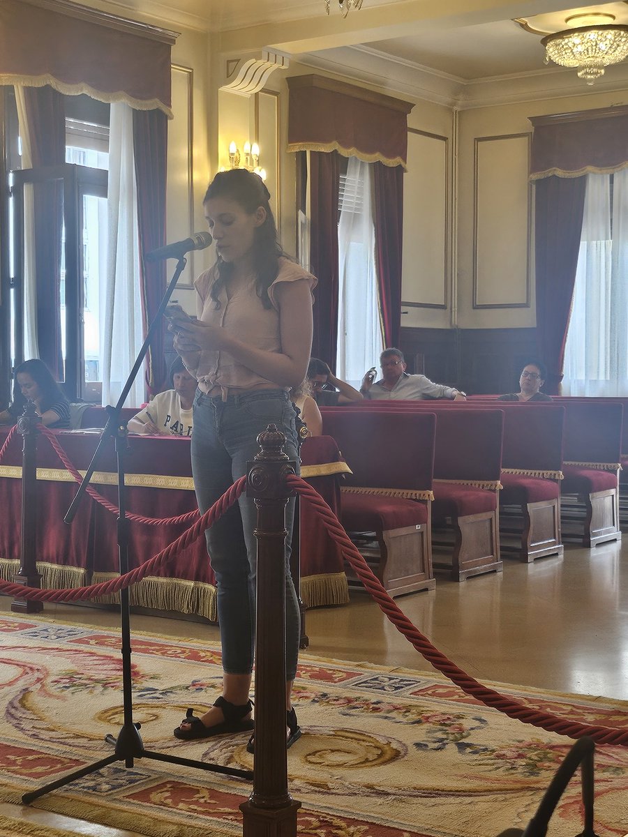 EvaMFerrol's tweet image. Esta madre hoy habló en el pleno pidiendo más recursos de orientación/especialistas para la detección y atención de trastornos y dificultades de aprendizaje. La respuesta del PP de #Ferrol: votar en contra y revelar un informe personal, que está totalmente prohibido. Lamentable.