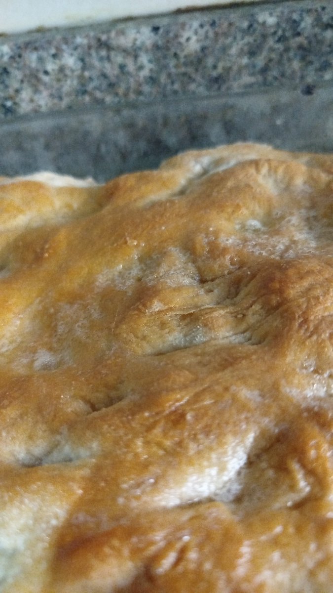 Hoy se merienda focaccia pintada con manteca. Japiro el pan jare del súper.
