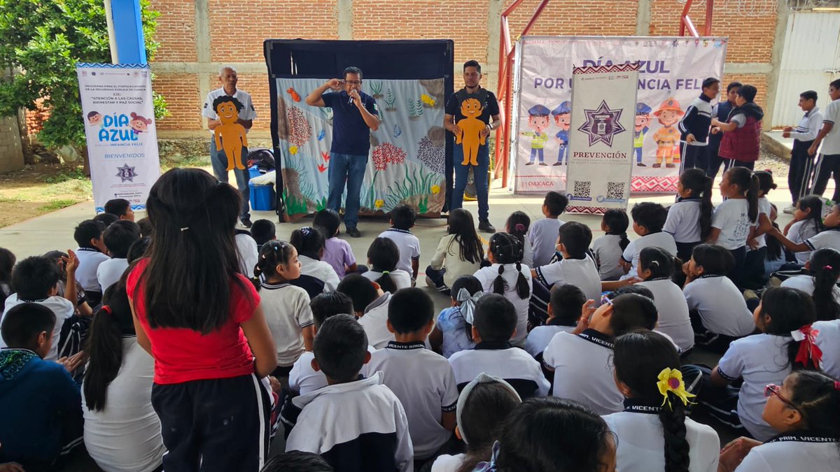 SSPC_GobOax's tweet photo. En la escuela primaria “Profesor Vicente González Díaz" ubicada en inmediaciones de la Central de Abasto, diversas áreas que integran esta secretaría participaron en el Día Azul por una Infancia Feliz, con diversas actividades lúdicas, recreativas y demostración de una parte de la labor que realizan las corporaciones por el bienestar de las familias.

Juntos trabajamos por la prevención del delito y el desarrollo integral de las niñas y niños. #Oaxaca 

@salomonj @IvanGarcia_A @GobOax