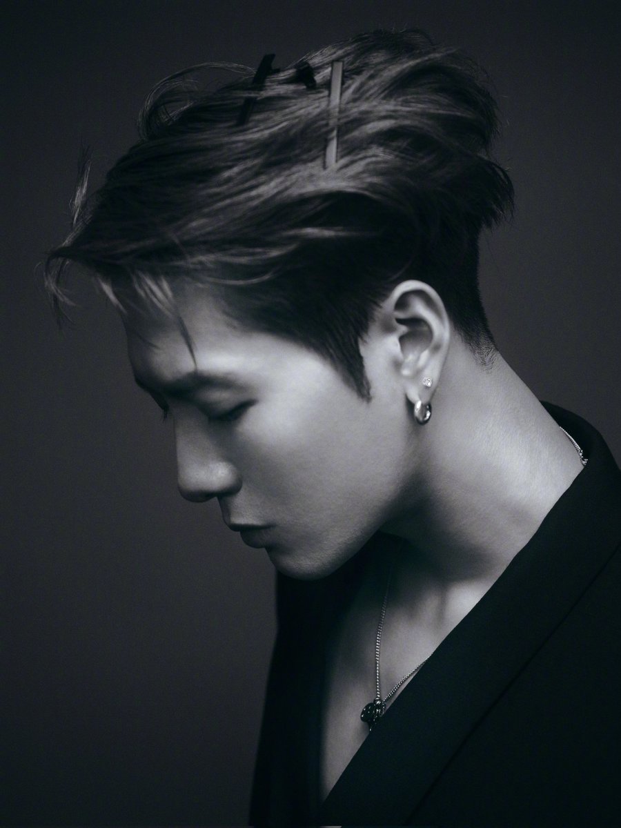 JacksonWGlobal's tweet photo. [#JSWEIBO] 250626 (1/2)

Jackson Wang posted on Weibo:
Shanghai
📸🎞️

Goodnite 💋 

#JacksonWang #王嘉尔 #잭슨 #LouisVuitton https://t.co/v4JLxNmn6H