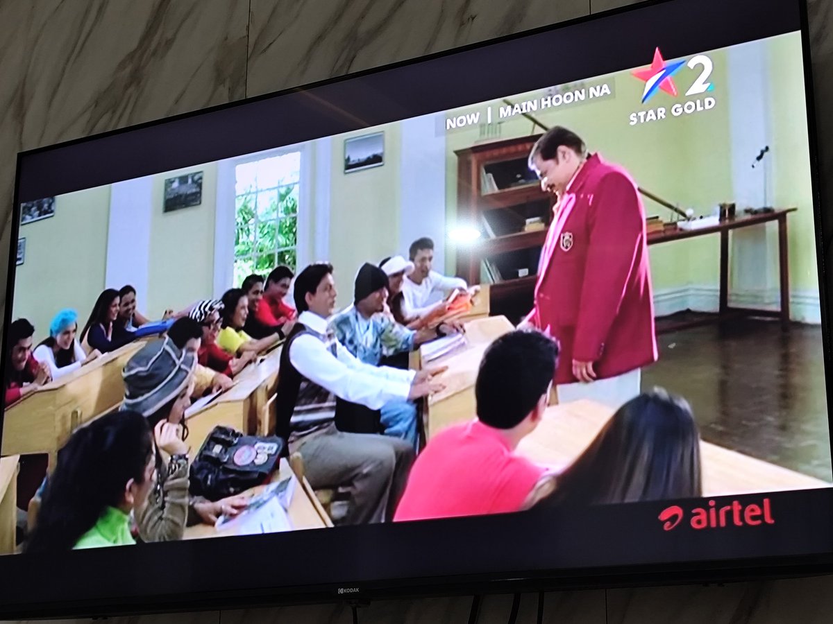 pankuu_91_1's tweet image. Top class film 😂😂 #MainHoonNaa