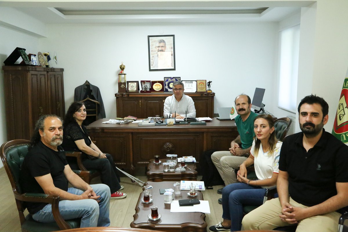 DEM Parti Engelliler Komisyonu heyeti, Baromuzu ziyaret etti.

28 Haziran 2025 tarihinde Çand Amed’de gerçekleştirilecek olan “Engelliler İçin Barış ve Demokratik Toplum Arayışı Konferansı” davetinin iletildiği ziyarette, engelli yurttaşların hakları ve toplumsal barışın inşası