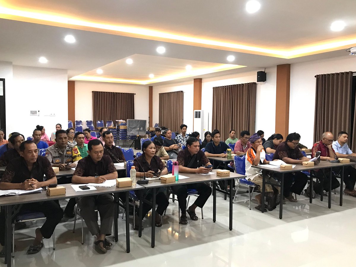 polsekdawanp's tweet photo. Bhabinkamtibmas Desa Besan, Aiptu I Wayan Darsana, menghadiri kegiatan Musyawarah Desa (Musdes) yang diselenggarakan pada Kamis, 26 Juni 2025, pukul 19.00 Wita bertempat di Ruang Rapat Graha Sabha Desa Besan.

#polsekdawan
#musdes
#bhayangkarapresisi
#polriuntukmasyarakat https://t.co/p3FxaFeEeB