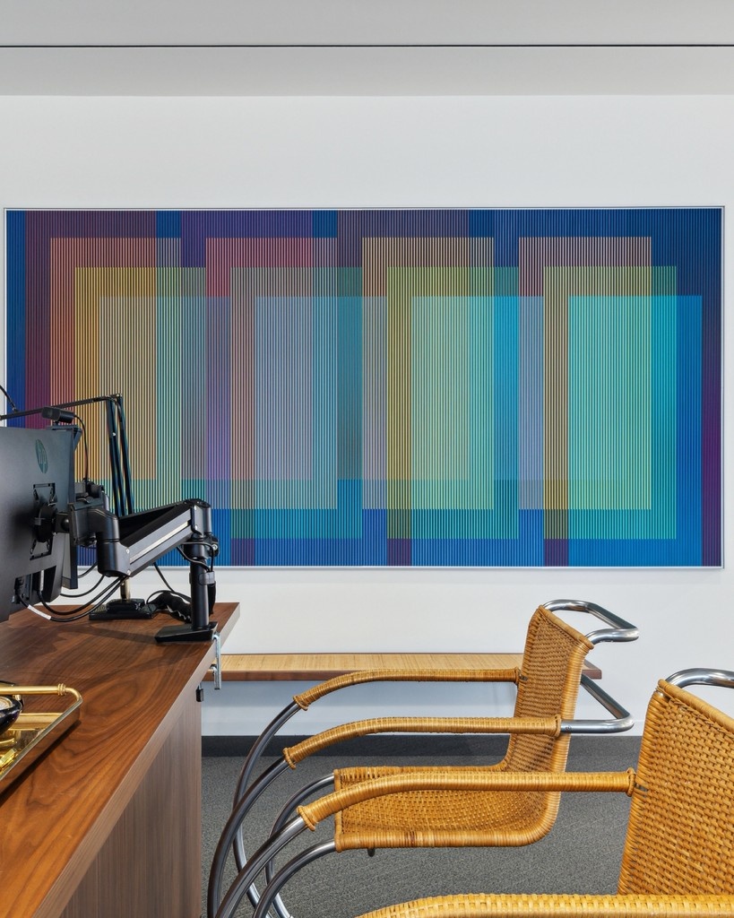 Innovative + dynamic 🟦🟨🟩🟥 Cruz-Diez is a preeminent figure across the Op art and Kinetic Art Movements, with his specific focus being on color physically manifested in the viewer’s space. This impressive work is in a client’s ever-evolving corporate collection.