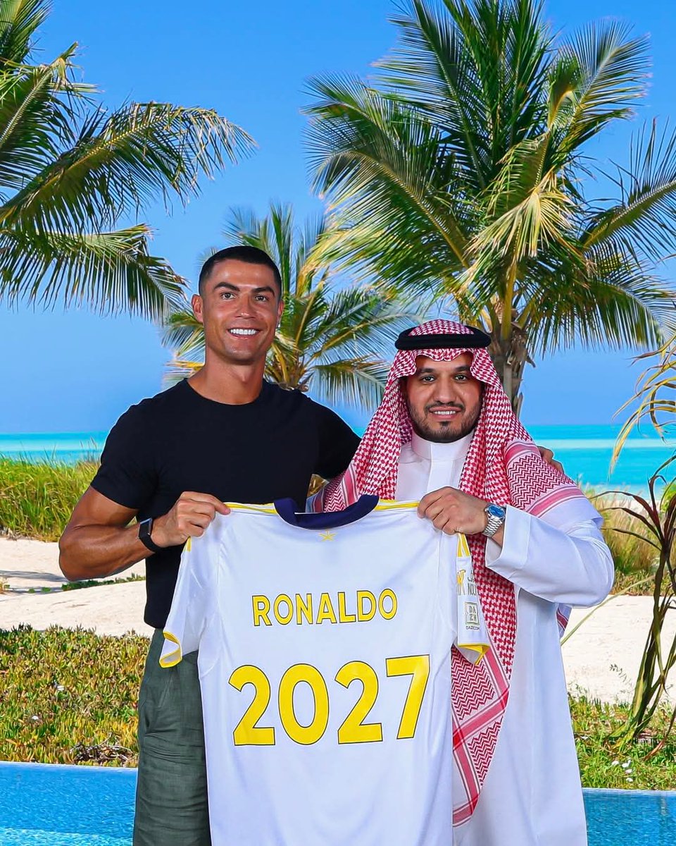 UR_Smc456's tweet photo. 🚨 Cristiano Ronaldo has officially extended his contract with Al-Nassr until 2027 ✍️🐐🟡

The GOAT’s Saudi journey continues… and so does the legacy.
He’s not done yet. 🔥
@Cristiano

#CR7 #AlNassr #Ronaldo #SaudiProLeague #GOATMoves https://t.co/vppqZdu6Mw