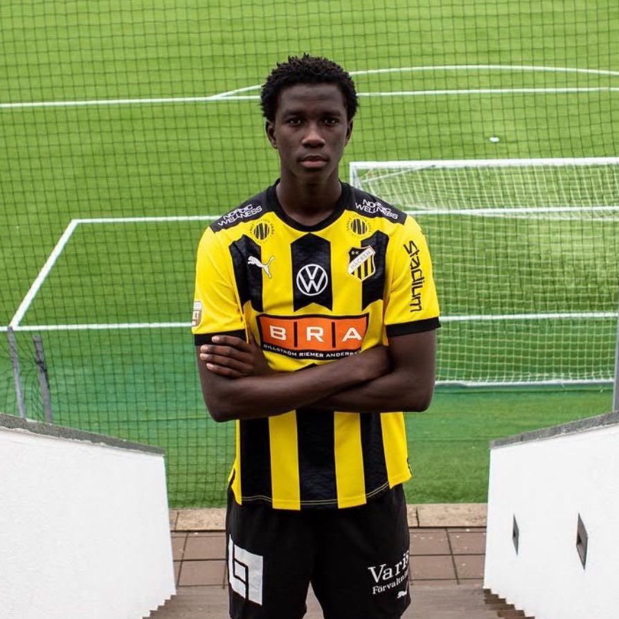 FabrizioRomano's tweet photo. 🚨🔴⚫️ Excl: Abdoulaye Faye has just completed his medical at Bayer Leverkusen and signs in as new defender today.

20 year old joins from Häcken as revealed two weeks ago, deal done.

Here we go, confirmed.  ✅🇸🇳 https://t.co/c6ZEY8MS9L