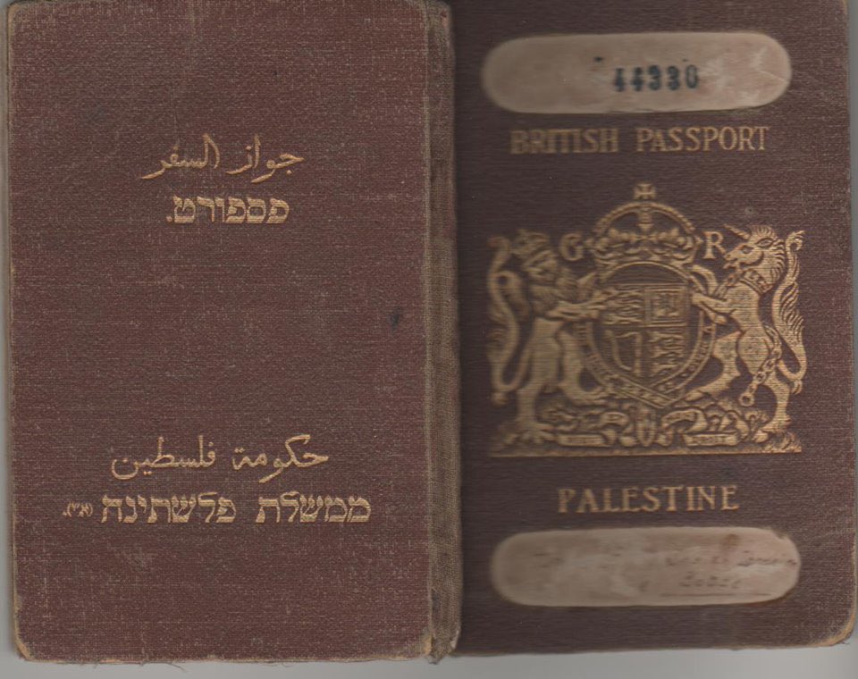 بقرأ تعليقات على الفيديو تبعي وبضحك😀
ليش بضحك؟
لأنه في ناس جايين يثبتوا وجود "دولة فلسطين" بجوازات وعملات من زمن الانتداب البريطاني،
ومكتوب عليها عبري كمان!!!

البريطانيين سموها "فلسطين، أرض إسرائيل" — פלשתינה ארץ ישראל
وهدول الناس مفكرين هذا دليل على وجود دولة؟

عن جد... قديش