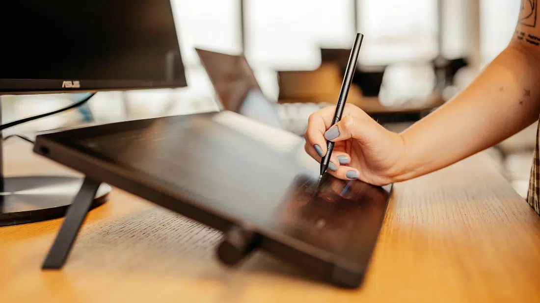 wacom's tweet image. Big Power, Sleek Form ✍️
Here’s everything you need to know about the new Wacom Cintiq line: bit.ly/3T7ybqF

Ready to shop? 

Wacom: bit.ly/3HOU6Ar
B&amp;amp;H: bhpho.to/4n7LZPF
MacHollywood: bit.ly/3TKqEOA

#WacomCintiq #DiveIntoCreativity