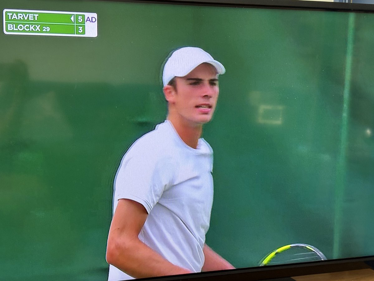 Jodurie's tweet image. Fantastic match Ollie Tarvet 🙌 who qualifies for Wimbledon. Attitude is everything 💪 #uniquetennislondon #originalpenguin #Dunlop