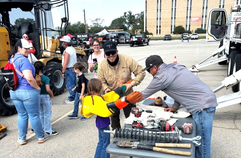 AEPTexas's tweet image. AEP Texas crews from San Angelo recently took part in the community&apos;s Touch-A-Truck event, bringing in a few hundred attendees.  Full story: aeptexas.com/community/cari… 

#WeAreAEPTexas #Community