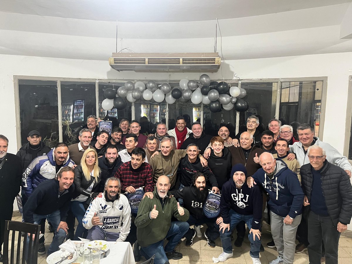 El platel campeón de Juniors en 2000 festejó anoche los 25 años del ascenso a la Primera Nacional. Gran asado, casi todos presentes, incluso muchos viajaron para poder estar. Los futbolistas se llevaron ese banderín de recuerdo.