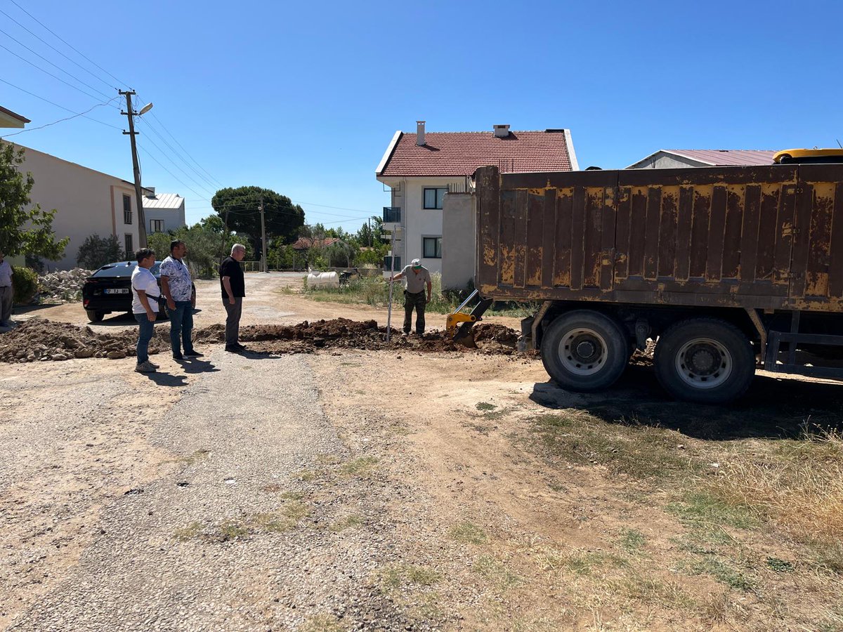 bayramicbld's tweet photo. Rumeli Sokak ve Arslan Sokak'ta yeni kanalizasyon hattı döşenmesine ekiplerimiz tarafından başlanmıştır. Akabinde, yaz sonu zeminin oturmasından sonra yol kaplaması yapılacaktır. Sokak sakinlerimize hayırlı olsun. https://t.co/GnBzp6JTRu