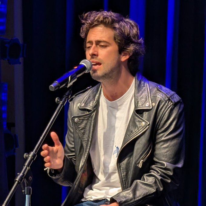 MattReynoldsDC's tweet image. We greatly value our partnership with the talented singer-songwriter @LlosaSebastian.
Sebastián, thank you for your steadfast support for refugees and @kencen for hosting! youtube.com/live/zTRYGCDX-…