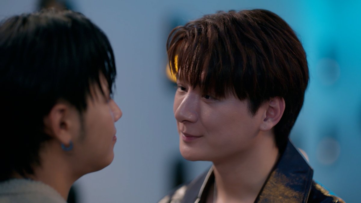 GMMTV's tweet photo. "จูบแรกหลังจากกลับมาคบกัน"

กรี๊ดดดดดดดดดดดดดดดดดดดด ขอคนเข้าใจเป็นจำนวนมาก 😭 ฟรินโว้ยยยยยยยยยย ❤️
#TheExMorningEP6
@kristtps @stjinx_maya https://t.co/6DkMRrJsj4
