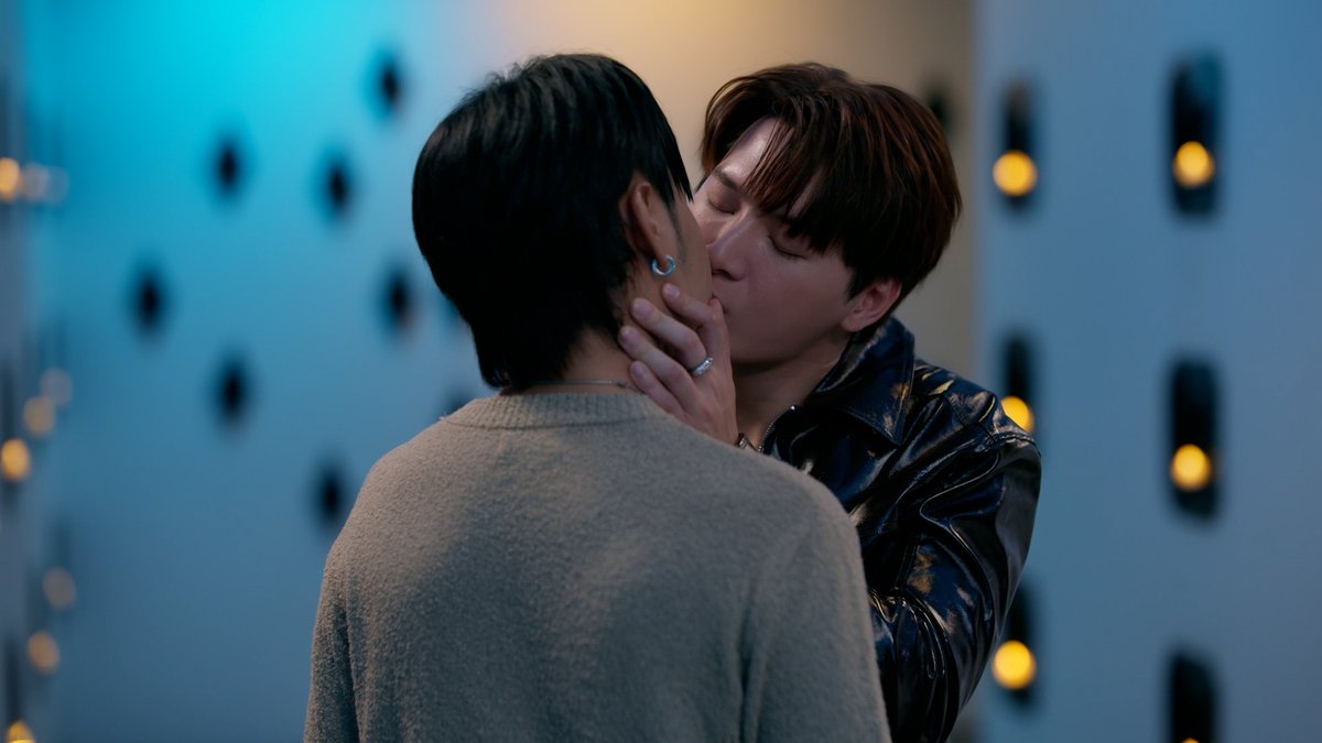 GMMTV's tweet photo. "จูบแรกหลังจากกลับมาคบกัน"

กรี๊ดดดดดดดดดดดดดดดดดดดด ขอคนเข้าใจเป็นจำนวนมาก 😭 ฟรินโว้ยยยยยยยยยย ❤️
#TheExMorningEP6
@kristtps @stjinx_maya https://t.co/6DkMRrJsj4