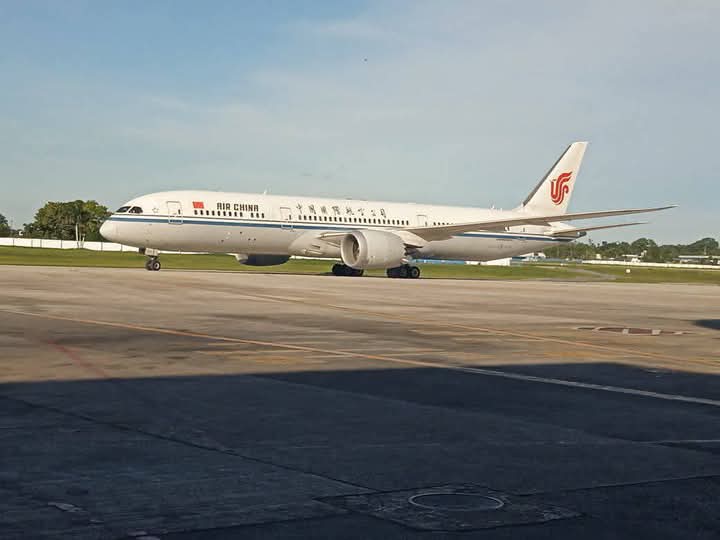 Se inaugura la ruta de carga aérea #AirChina entre #China  y #Cuba 🇨🇺, fortaleciendo los lazos comerciales y culturales entre ambos países. Esta conexión estratégica impulsa el comercio, facilita la importación de productos esenciales y promueve el desarrollo económico en Cuba.