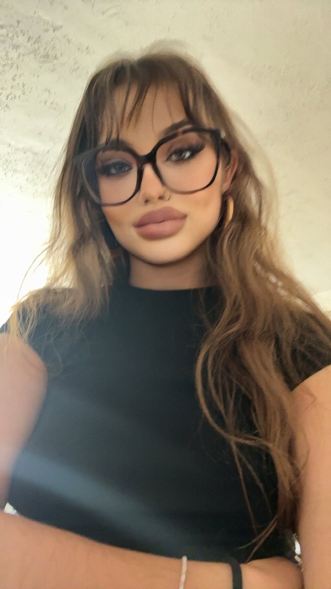 lvo6n's tweet photo. grosses lunettes grosse bite https://t.co/hITK0nLw1a