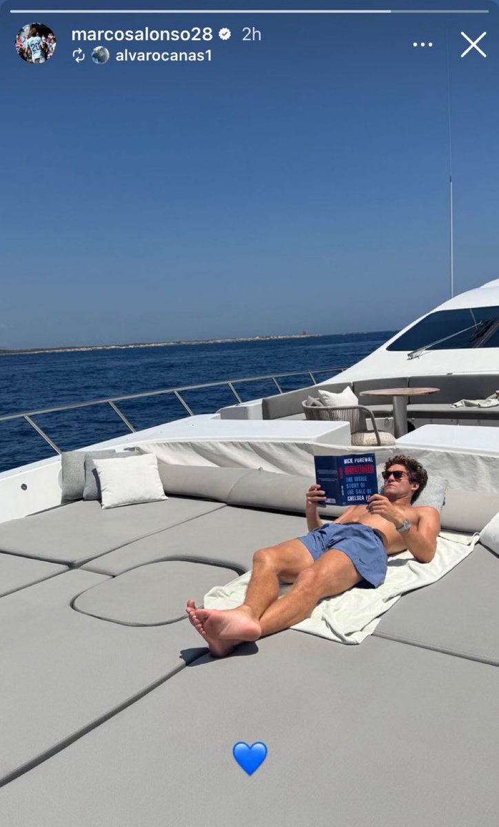 Marcos Alonso lagi baca buku tentang penjualan Chelsea.

Gue rasa dia juga penasaran, kenapa semuanya terjadi begitu cepat.