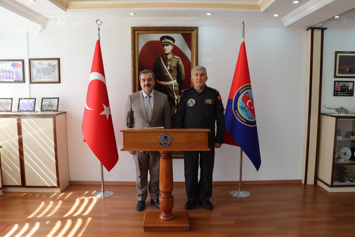sivasbtu's tweet photo. SBTÜ’nün Üniversite-Sanayi İş Birliği Vizyonu Askeri Temaslarla Sürüyor
Rektörümüz Prof. Dr. Mehmet Kul, SBTÜ’nün Üniversite-Sanayi İş Birliği Vizyonu kapsamında Ankara’da askeri temaslarda bulundu. 
Gün içerisinde Jandarma Havacılık Komutanı Tümgeneral Ali Doğan’a ziyaret gerçekleştiren Prof. Dr. Mehmet Kul, Tümgeneral Ali Doğan ile Üniversitemizde yürütülen özellikle askeri kapsamdaki Optik çalışmalarının Jandarma Havacılık Komutanlığı ihtiyaçları doğrultusunda katkı sağlaması konusunda fikir alışverişinde bulundu. Yerli ve Milli savunma teknolojilerinin geliştirilmesi ve Üniversitemiz öğrencileri için staj olanaklarının da değerlendirildiği görüşme sonrasında Rektörümüz Prof. Dr. Mehmet Kul, Jandarma Havacılık Komutanlığı envanterinde yer alan helikopter uçuş simülasyon cihazını test etme imkânı buldu. 
Prof. Dr. Mehmet Kul Ankara temasları kapsamında gerçekleştirdiği diğer programında ise 5. Ana Bakım Fabrika Müdürü Tuğgeneral Kadir Eğriboyun’u ziyaret etti. 
Üniversitemizin Üniversite-Sanayi İş Birliği Vizyonu doğrultusunda gerçekleşen ziyarette Rektörümüz Prof. Dr. Mehmet Kul, Üniversitemiz ile Ana Bakım Fabrika Müdürlüğü arasında yürütülecek karşılıklı iş birliği ve projeler hakkında Tuğgeneral Kadir Eğriboyun ile fikir alışverişinde bulundu.
Görüşmenin ardından fabrikanın üretim tesislerini dolaşan Prof. Dr. Mehmet Kul, Üniversitemiz ile 5. Ana Bakım Fabrika Müdürlüğü arasında imzalanan staj protokolü kapsamında tesiste staj yapan öğrencilerimizle bir araya gelerek öğrencilerimizden staj süreçleri hakkında bilgi aldı.