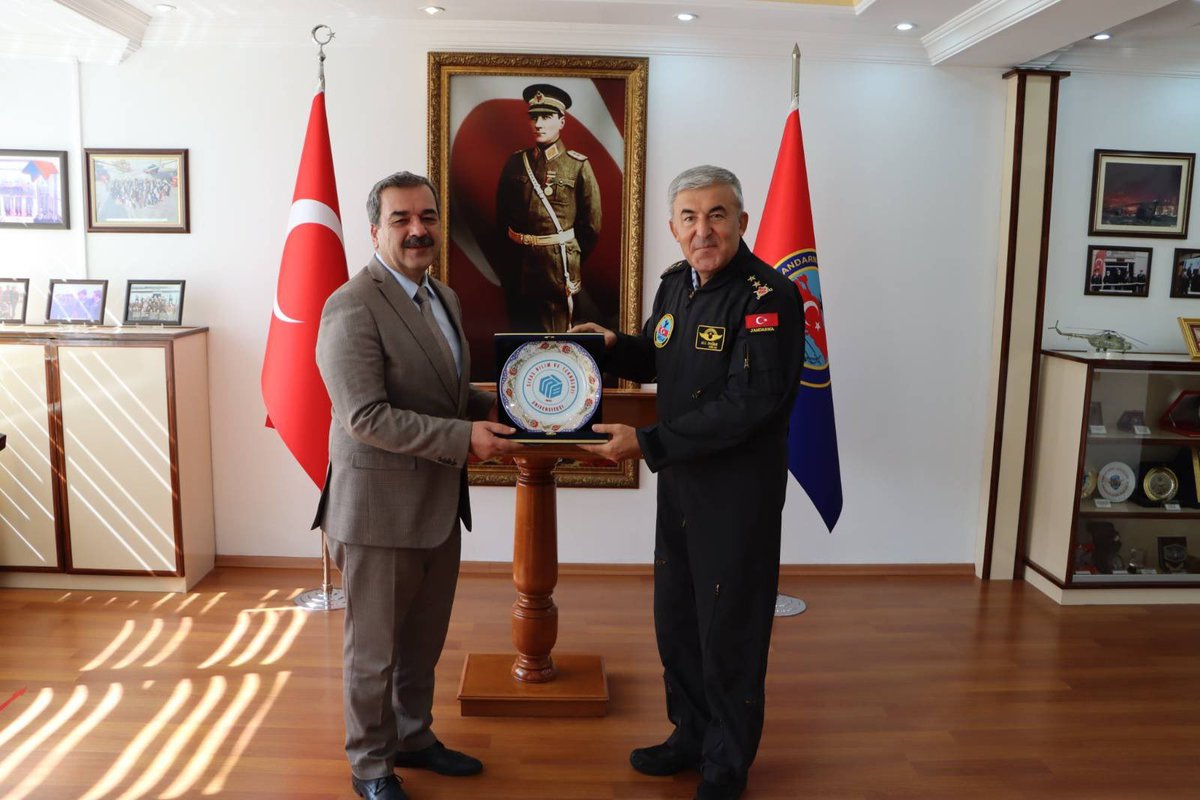 sivasbtu's tweet photo. SBTÜ’nün Üniversite-Sanayi İş Birliği Vizyonu Askeri Temaslarla Sürüyor
Rektörümüz Prof. Dr. Mehmet Kul, SBTÜ’nün Üniversite-Sanayi İş Birliği Vizyonu kapsamında Ankara’da askeri temaslarda bulundu. 
Gün içerisinde Jandarma Havacılık Komutanı Tümgeneral Ali Doğan’a ziyaret gerçekleştiren Prof. Dr. Mehmet Kul, Tümgeneral Ali Doğan ile Üniversitemizde yürütülen özellikle askeri kapsamdaki Optik çalışmalarının Jandarma Havacılık Komutanlığı ihtiyaçları doğrultusunda katkı sağlaması konusunda fikir alışverişinde bulundu. Yerli ve Milli savunma teknolojilerinin geliştirilmesi ve Üniversitemiz öğrencileri için staj olanaklarının da değerlendirildiği görüşme sonrasında Rektörümüz Prof. Dr. Mehmet Kul, Jandarma Havacılık Komutanlığı envanterinde yer alan helikopter uçuş simülasyon cihazını test etme imkânı buldu. 
Prof. Dr. Mehmet Kul Ankara temasları kapsamında gerçekleştirdiği diğer programında ise 5. Ana Bakım Fabrika Müdürü Tuğgeneral Kadir Eğriboyun’u ziyaret etti. 
Üniversitemizin Üniversite-Sanayi İş Birliği Vizyonu doğrultusunda gerçekleşen ziyarette Rektörümüz Prof. Dr. Mehmet Kul, Üniversitemiz ile Ana Bakım Fabrika Müdürlüğü arasında yürütülecek karşılıklı iş birliği ve projeler hakkında Tuğgeneral Kadir Eğriboyun ile fikir alışverişinde bulundu.
Görüşmenin ardından fabrikanın üretim tesislerini dolaşan Prof. Dr. Mehmet Kul, Üniversitemiz ile 5. Ana Bakım Fabrika Müdürlüğü arasında imzalanan staj protokolü kapsamında tesiste staj yapan öğrencilerimizle bir araya gelerek öğrencilerimizden staj süreçleri hakkında bilgi aldı.