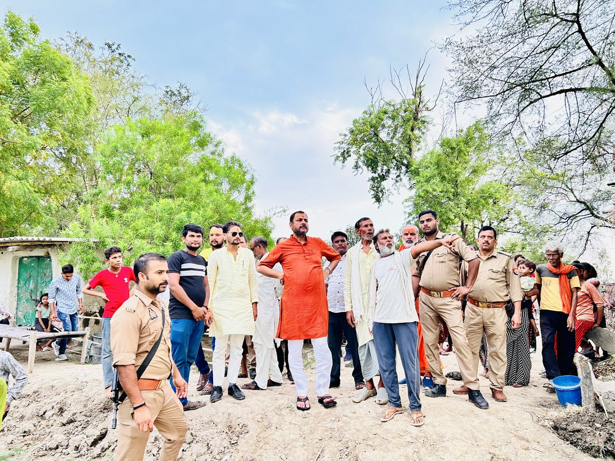 prakashbjp_'s tweet photo. जनसेवा को सर्वोपरि मानते हुए प्रत्येक नागरिक की समस्याओं के समयबद्ध समाधान के लिए कृतसंकल्पित है।

आज़ बांदा सदर विधानसभा क्षेत्र के ग्राम -भरखरी के मजरा फुल्ला का पुरवा में भ्रमण एवं जनसुनवाई कार्यक्रम में नागरिकों से भेंट कर उनकी उनकी परिवेदनाओं को सुनकर उनके शीघ्र समाधान के लिए संबंधित अधिकारियों को आवश्यक दिशा-निर्देश दिए!!