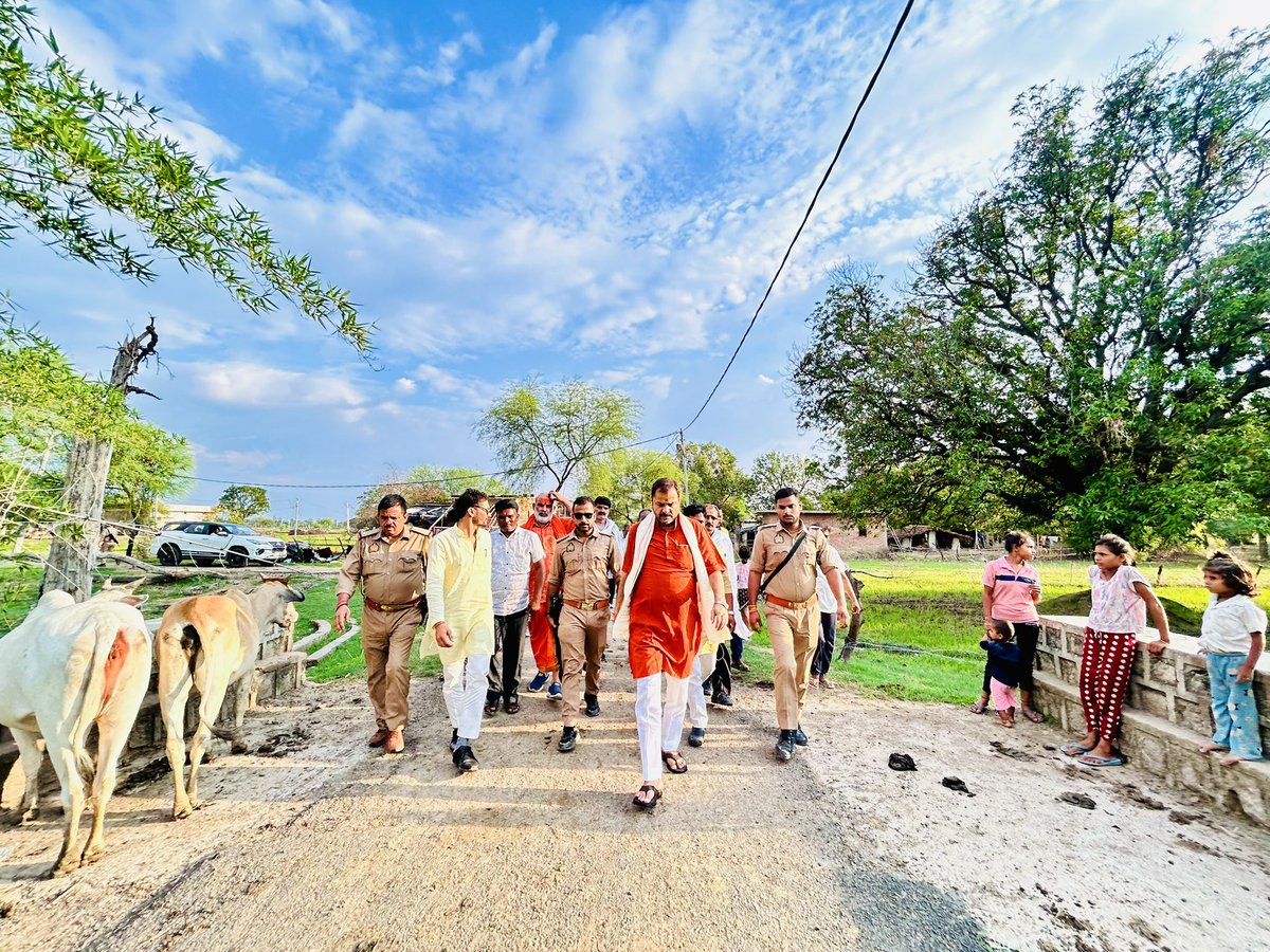 prakashbjp_'s tweet photo. जनसेवा को सर्वोपरि मानते हुए प्रत्येक नागरिक की समस्याओं के समयबद्ध समाधान के लिए कृतसंकल्पित है।

आज़ बांदा सदर विधानसभा क्षेत्र के ग्राम -भरखरी के मजरा फुल्ला का पुरवा में भ्रमण एवं जनसुनवाई कार्यक्रम में नागरिकों से भेंट कर उनकी उनकी परिवेदनाओं को सुनकर उनके शीघ्र समाधान के लिए संबंधित अधिकारियों को आवश्यक दिशा-निर्देश दिए!!