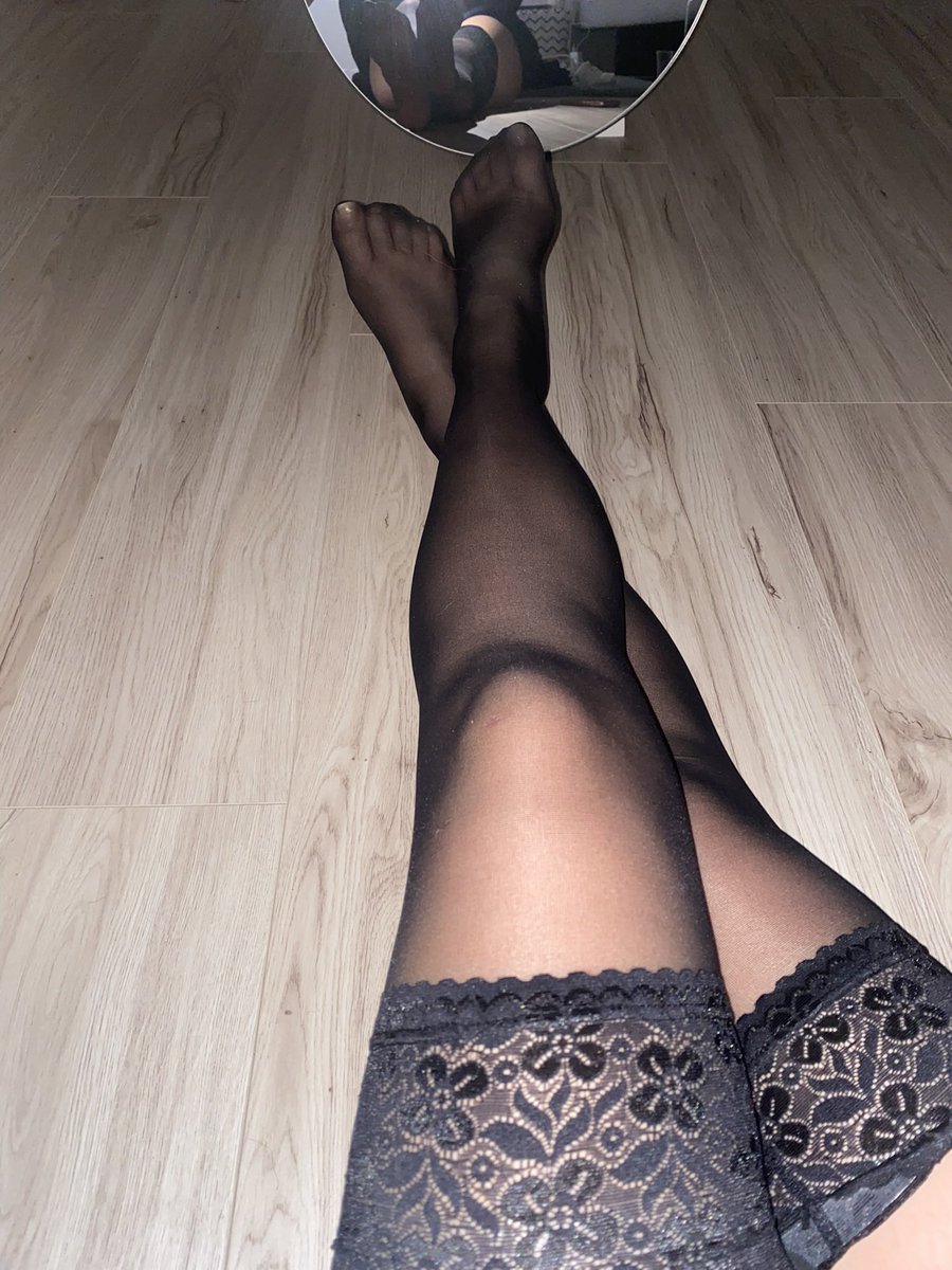 Twoja obsesja pachnie desperacją.
A ten widok dobrze odbije ci się w tym małym móżdżku 
Klękasz w myślach i już jesteś mój, więc ładnie zgłoś się z kodem 😈

#feet #feetfetısh #findom #cash #blik #loser #domina #femdom 
#domination #goddess #blonde #feetworshi̇p #polskadomina