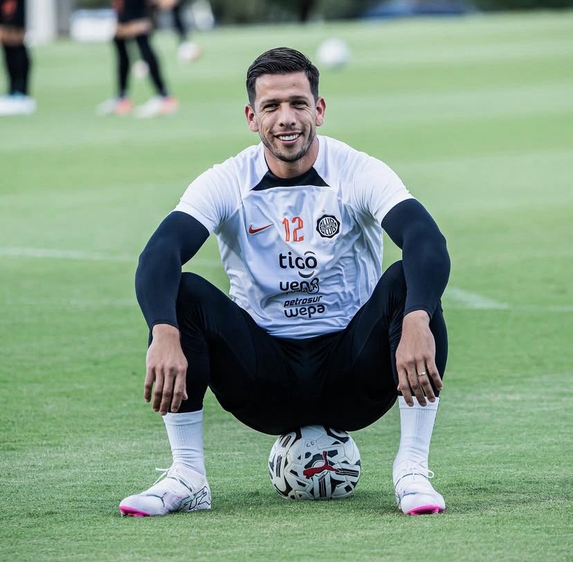 La próxima semana se sumará Juan Espinola al plantel de Olimpia.

Se evaluará si se queda en el decano o si sale a préstamo en algún otro club del exterior o del plano local.