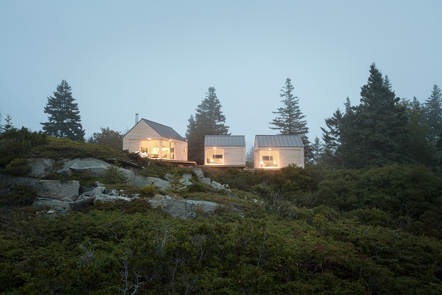 sdetails's tweet image. Aujourd'hui, Détails d' #architecture va aux États-Unis, sur une île côtière rurale du Maine, à la découverte de la petite #maison formée de trois cabanes préfabriquées. C'est une résidence d'hôtes signée OPAL: #teamarchi
tinyurl.com/3jbyw4xs