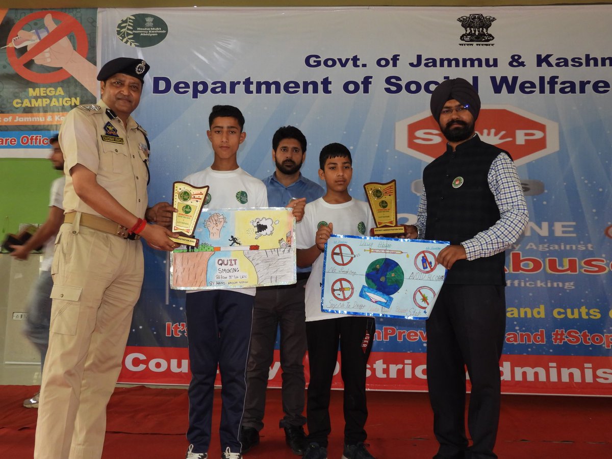 Deputy Commissioner Doda (@dcdodaofficial) on Twitter photo On #InternationalDayAgainstDrugAbuse & Illicit Trafficking, DC <a href="/harvinder_ias/">Harvinder Singh, IAS</a> & SSP Sh. Sandeep Kumar Mehta (JKPS) led a powerful awareness event with students, artists & citizens.
#DrugFreeDoda
<a href="/diprjk/">Information & PR, J&K</a> On #InternationalDayAgainstDrugAbuse & Illicit Trafficking, DC <a href="/harvinder_ias/">Harvinder Singh, IAS</a> & SSP Sh. Sandeep Kumar Mehta (JKPS) led a powerful awareness event with students, artists & citizens.
#DrugFreeDoda
<a href="/diprjk/">Information & PR, J&K</a>