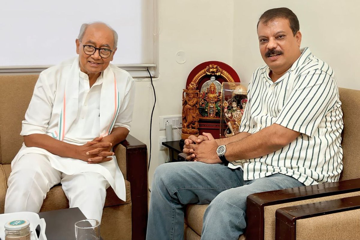 मध्यप्रदेश के पूर्व मुख्यमंत्री, कांग्रेस के वरिष्ठ नेता आदरणीय श्री दिग्विजय सिंह जी से उनके भोपाल स्थित निवास पर पहुंचकर सौजन्य भेंट की और मार्गदर्शन प्राप्त किया।

इस महत्वपूर्ण मुलाकात के दौरान प्रदेश में कांग्रेस संगठन को और अधिक सशक्त बनाने, जनता से जुड़े राजनीतिक मुद्दों