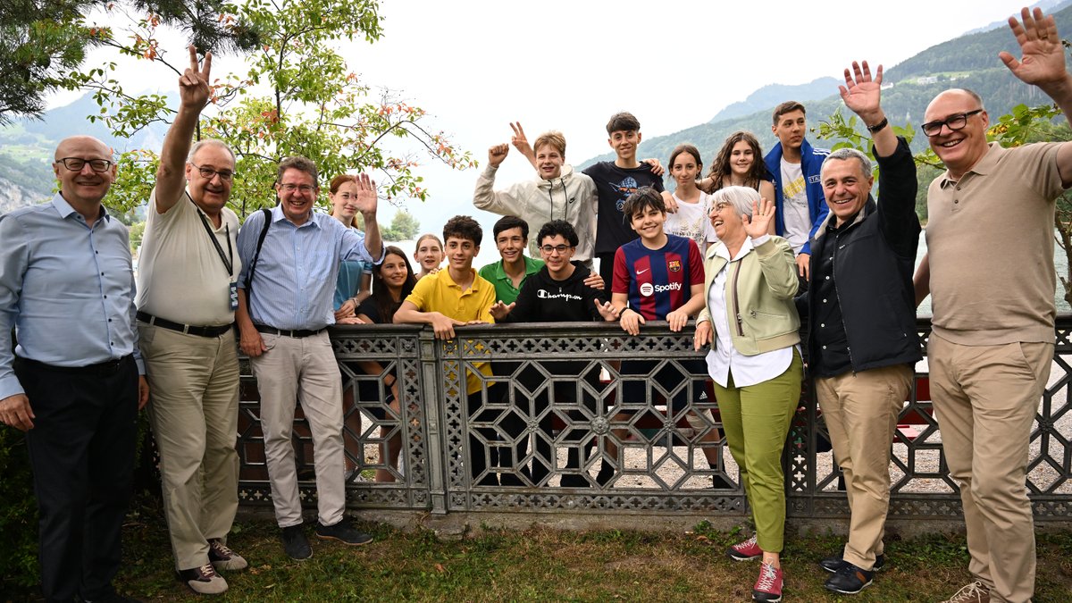 BR_Sprecher's tweet photo. #GitaCF Dopo una visita allo zoo Knie di @Rapperswil, il Consiglio federale prosegue la sua gita nel Cantone di San Gallo in direzione di Quinten. Il villaggio sulle sponde del lago di Walen è unicamente accessibile a piedi o in battello. #BRAusflug #ExcursionCF https://t.co/SNtSpUSFj2