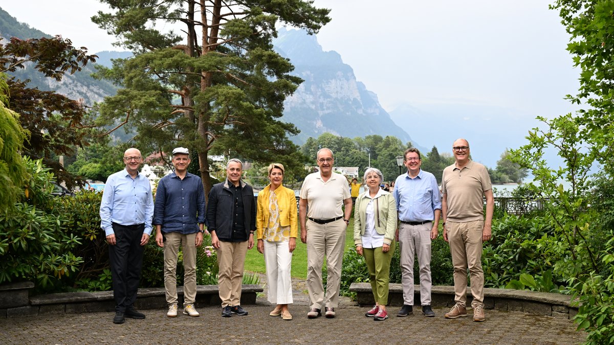 BR_Sprecher's tweet photo. #GitaCF Dopo una visita allo zoo Knie di @Rapperswil, il Consiglio federale prosegue la sua gita nel Cantone di San Gallo in direzione di Quinten. Il villaggio sulle sponde del lago di Walen è unicamente accessibile a piedi o in battello. #BRAusflug #ExcursionCF https://t.co/SNtSpUSFj2