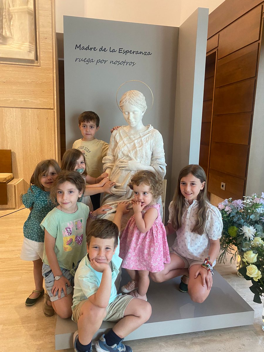 LuisSan91459375's tweet image. Hoy hemos tenido que ir todos, y mientras a mamá le ponían monitores, mis hijos han ido a pedir a Jesús y María que cuidase a su mamá, y a su hermanita que está a punto de nacer...
De momento parece que no nacerá en el día de @sanjosemaria