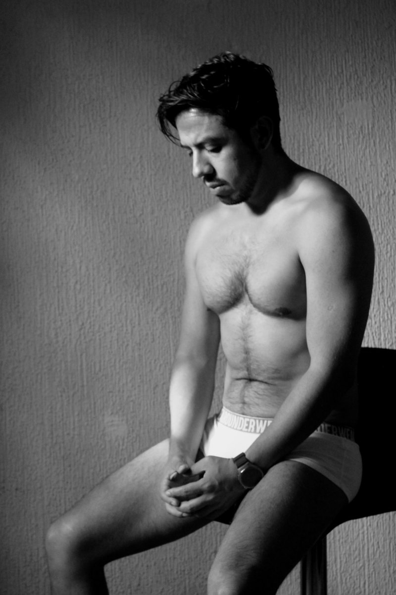 Entre sombras y ropa interior, ¿se esconde arte o un like? Yo hallo más alma en el eco de una guitarra rebelde. 
#Thursday #male #model #malemodel #UnderwearForMen #underwear #blackandwhite #sexy #reflexive