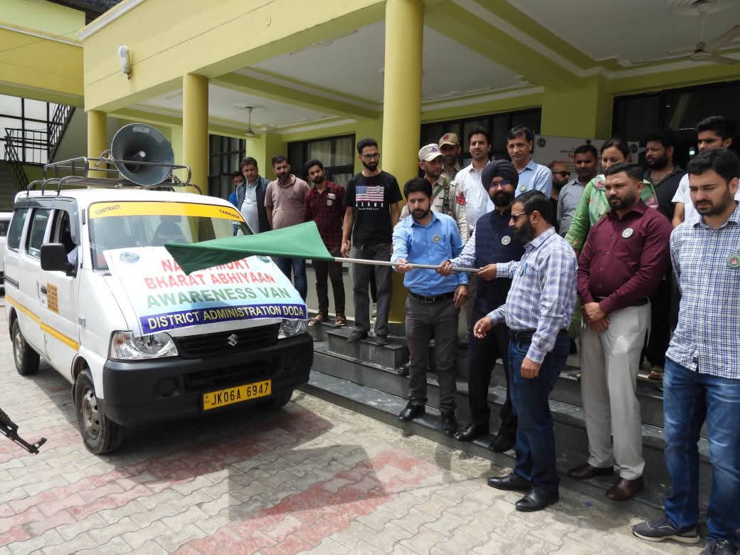 dcdodaofficial's tweet photo. Deputy Commissioner #Doda @harvinder_ias flags off the ‘Nasha Mukt Bharat Abhiyan’ awareness van to spread the message of a drug-free society across the district.
#NashaMuktBharatAbhiyan #StopDrugAbuse
#IECDrive
@OfficeOfLGJandK
@diprjk https://t.co/oeXx6aFVC0