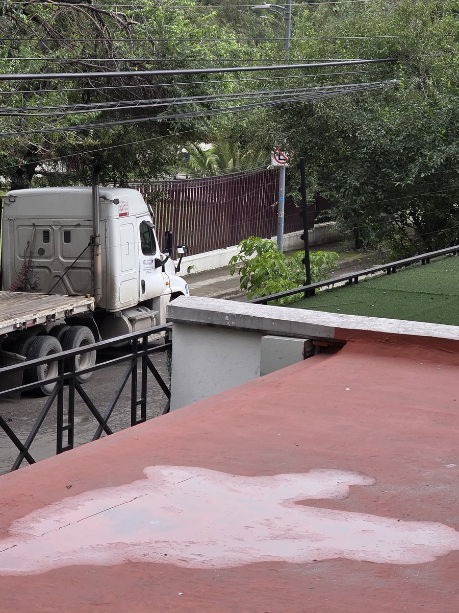midtlan's tweet photo. @UCS_GCDMX @OVIALCDMX nos pueden apoyar a sancionar y retirar estas dos unidades estacionadas en el paso vehicular de la cda granjas esq almacenes en el jagüey azcapotzalco ya que acortan a 1 carril el paso y causan tráfico pesado. Gracias https://t.co/D4JUhSAiYb