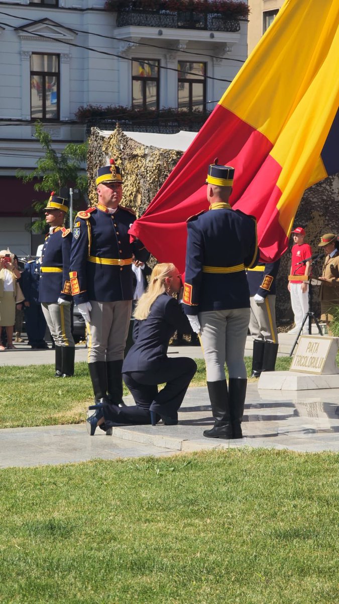 IRBruynseels's tweet image. 🇷🇴 26 Iunie – Ziua Drapelului Național al României
Astăzi cinstim Tricolorul – simbolul care ne unește, ne dă identitate și ne amintește de istoria, curajul și demnitatea poporului român.
🔵 Albastrul cerului și al credinței,
🟡 Galbenul holdelor și al dreptății,
🔴 Roșul…